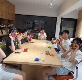  일자 : 8월 9일 (토)장소 : 활짝캠프​활짝자원봉사캠프는 온 마음캠프 프로그램을 통해 청소년들과 함께 도어벨 만들기 활동을 진행하였습니다.