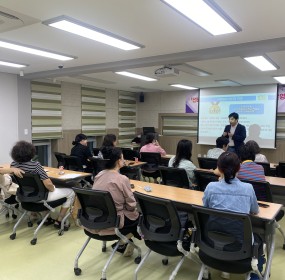  일자 : 9월 23일 (화)장소 : 자원봉사센터 3층 프로그램실​사하구자원봉사센터 선배시민교육강사 양성프로그램이 진행되었습니다.전문 강사님의 교육을 통해 은퇴한 중장년층 사회적 역할 확대 등 자원봉사보수교육을 마무리 하였습니다.