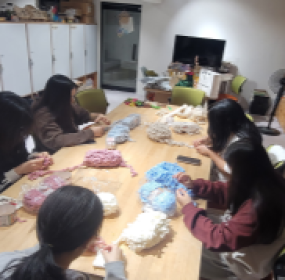   일자 : 10월 18일 (토)장소 : 활짝캠프​활짝자원봉사캠프는 온 마음 캠프 프로그램을 통해 청소년들과 함께관내 어르신들을 위한 목도리, 방한용품 만들기 활동을 진행하였습니다.