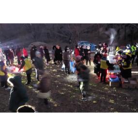 일시 : 2026년 1월 1일(목)&nbsp;장소 : 감천문화마을 옥녀봉 입구(관음정사 뒤, 감내2로 151번길)사하구자원봉사센터 감천캠프는 병오년(丙午年)&nbsp;새해맞이 행사를 진행하였습니다.&nbsp;새벽부터 옥녀봉을 찾아온 주민분들께 떡국을 나눠드리고 주민분들과 함께 새해를 맞이하며 함께 소원도 빌고 덕담을 나누는 등 따뜻한 정을 나눴습니다.감천캠프 캠프지기들은 이웃에 대해 지속적인 관심으로 행복나눔 공동체를 조성하기 위해 노력하고 있습니다.