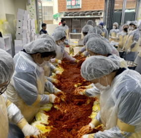 &nbsp;일자 : 2025.11.25.(화)장소 : 동매누리행복센터 1층<2025 사하구 김장나눔>행사가 동매누리행복센터에서 진행되었습니다.&nbsp;추운 날씨에도 배추 물빼기, 김치 양념 버무리기 등을 통해 5kg씩 총 353박스를 만들어 사하구 15개 동사무소와 유관기관에게 잘 전달하였습니다.